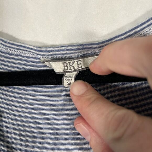 BKE Blouse Women's Small Blue Red Striped Vneck Short Sleeve Pullover - Picture 4 of 9